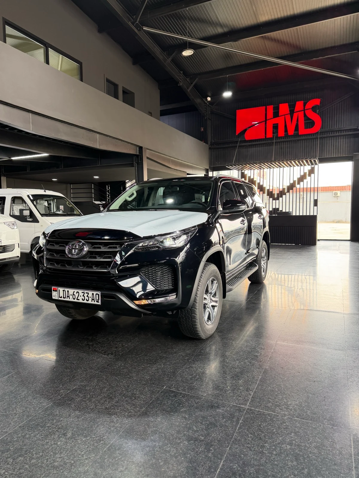 Toyota Fortuner no showroom HMS em Luanda